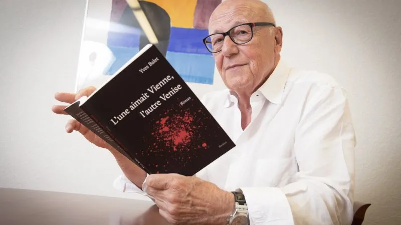 Yves Balet tenant son roman L’une aimait Vienne, l’autre Venise