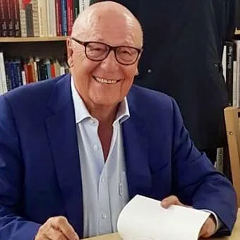 Yves Balet souriant lors d’une séance de dédicace
