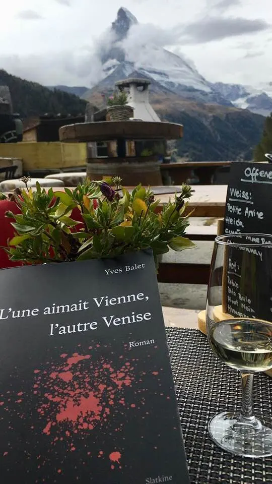Le roman L’une aimait Vienne, l’autre Venise sur une terrasse face au Cervin